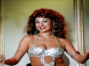 زیبایی Busty در مجمو ...
