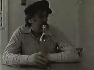سگ ماده در مقابل دور ...