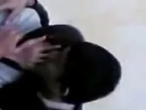 دختر می دهد در زیبات ...